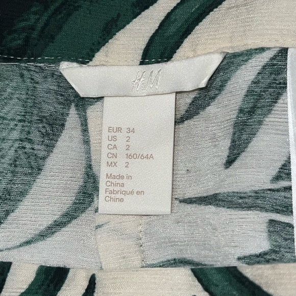 H&M size 2 tropical print mini skirt in green and cream - Picture 3 of 4